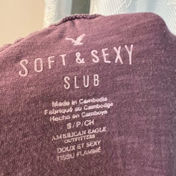 American Eagle shirt and sweater. - Picture 4 of 5